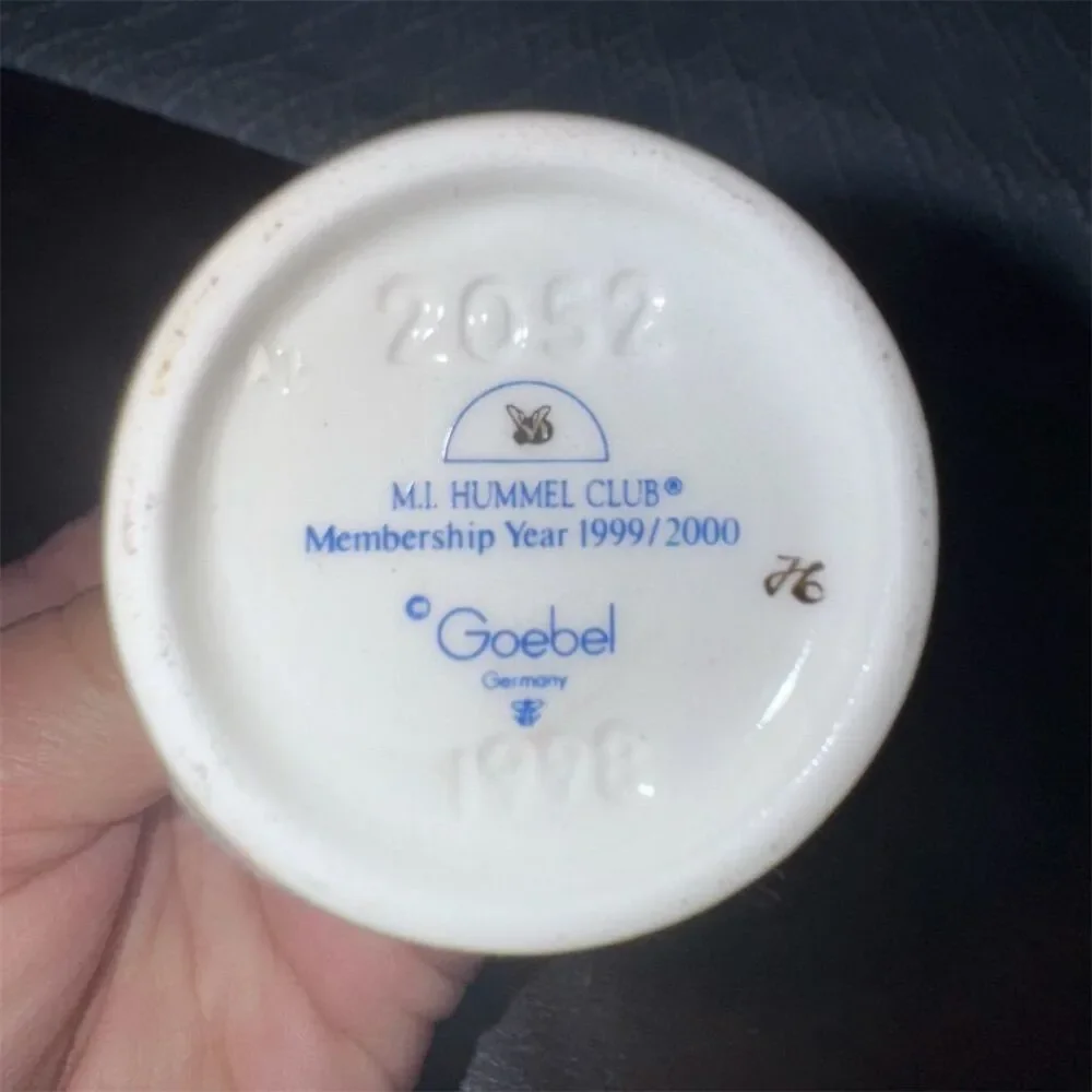New M.J. Hummel "Pigtails" Goebel Figurine w/ Piglet 1999 Exclusive Edition‎ - Picture 6 of 8
